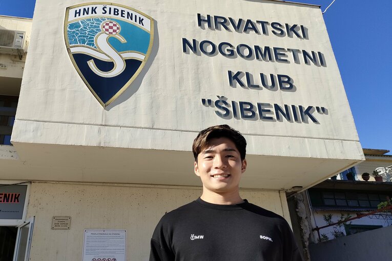 シベニクのクラブハウスを前に　©Yasuyuki Nagatsuka