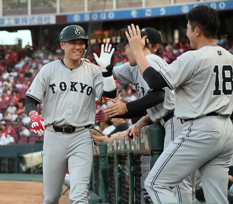 広島戦で本塁打を放ち、ベンチで菅野らに祝福される坂本　©︎SANKEI SHIMBUN