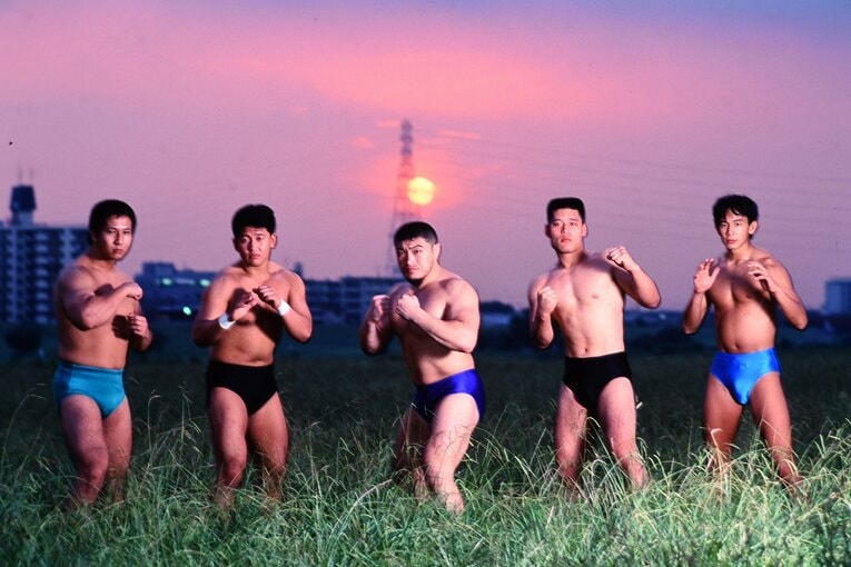 左から小島聡、金本浩二、小原道由、山本広吉、西村修。1991年、多摩川河川敷で　©Essei Hara