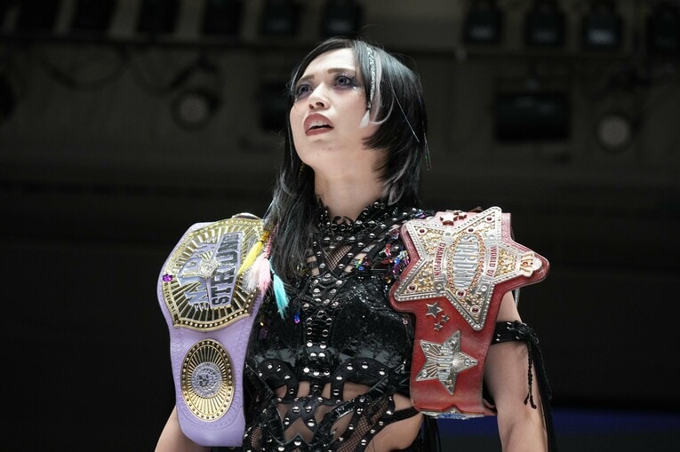 スターダムの赤いベルトと新日本プロレスのSTRONG女子王座のベルトを保持する上谷沙弥。東京ドームでの興行をぶち上げ、プロレス大賞MVP獲りに走る　©Essei Hara