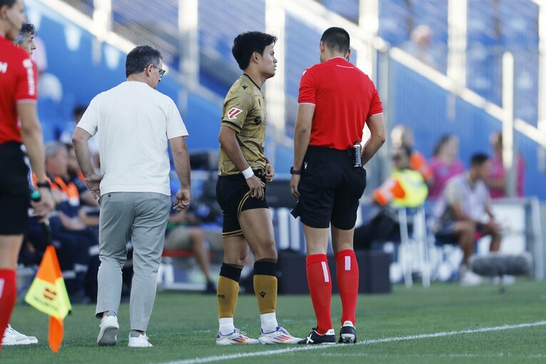 スパッツの確認をされる久保