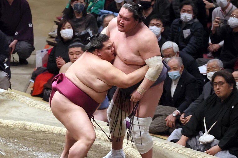 初場所千秋楽、御嶽海が寄り切りで照ノ富士を破り、13場所ぶり3度目の優勝を果たした ／ photograph by Sankei Shimbun