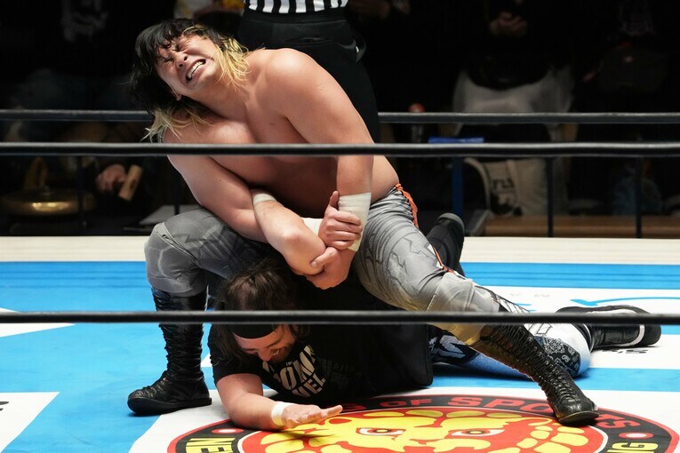 腕を極めてチェーズ・オーエンズからギブアップを奪った大岩陵平。3月8日、後楽園ホール　©Masashi Hara