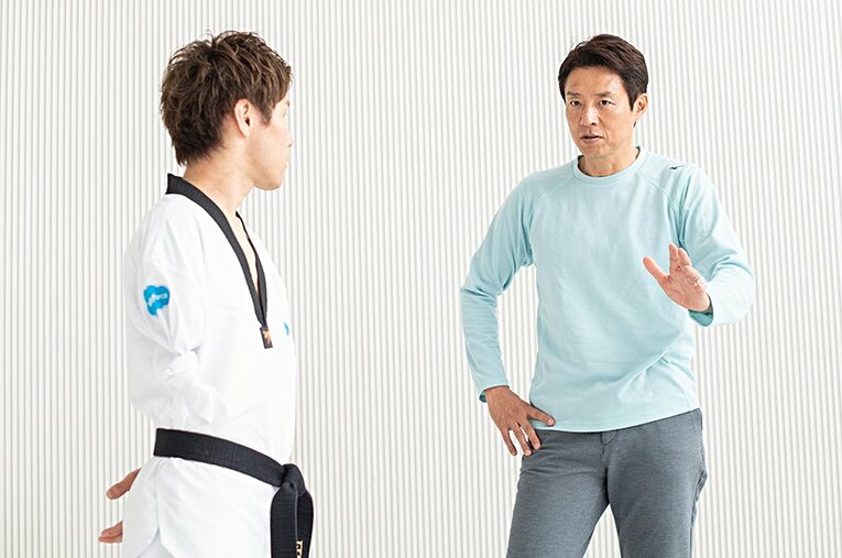 「前動作がない、よけづらい蹴りって言うんですかね。ノーモーションでふっと力を抜いて蹴る……」対談は、徐々に高度な話になっていった。 ／ photograph by Nanae Suzuki