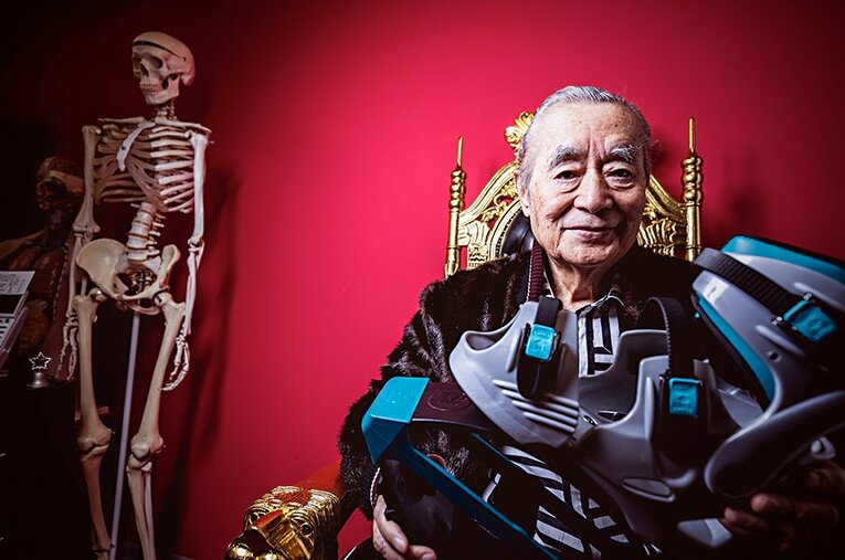 「スーパーピョンピョン」を手にするドクター・中松氏。91歳ながら矍鑠として衰えを見せない。 ／ photograph by Kiichi Matsumoto