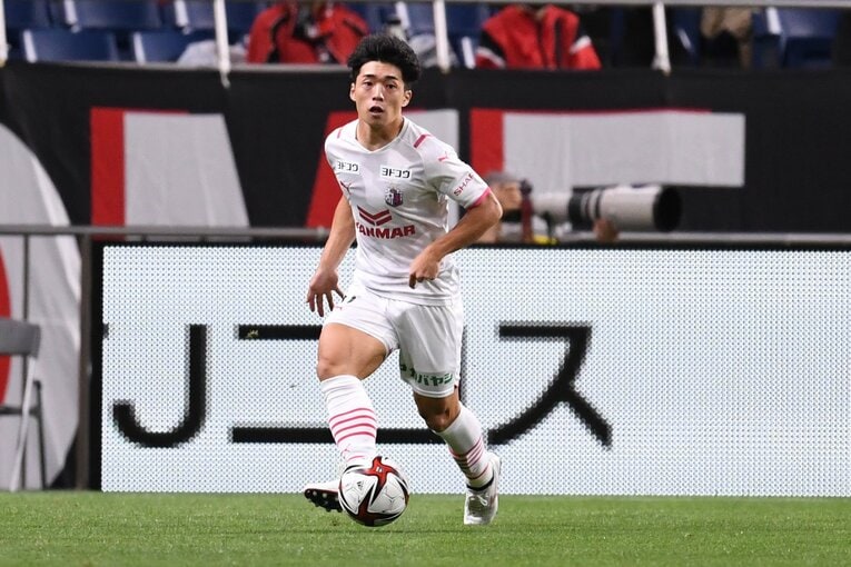セレッソ大阪の選手としてプレーする新井晴樹　©Masashi Hara/Getty Images