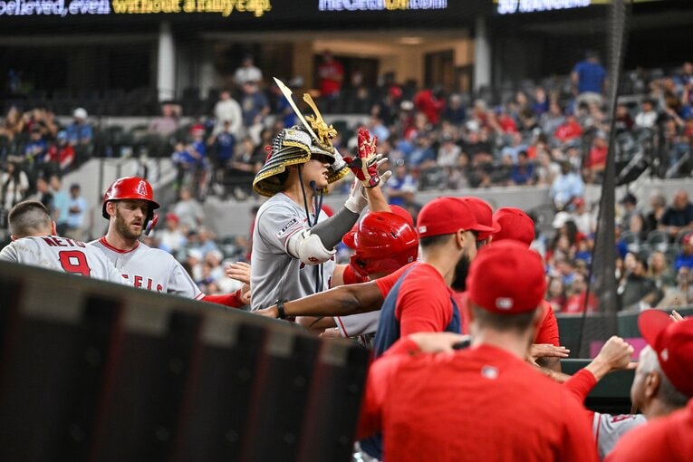 アメリカの選手からも愛される大谷。兜を頭にかぶせ、ハイタッチという恒例の“儀式”、その後に…　©Nanae Suzuki