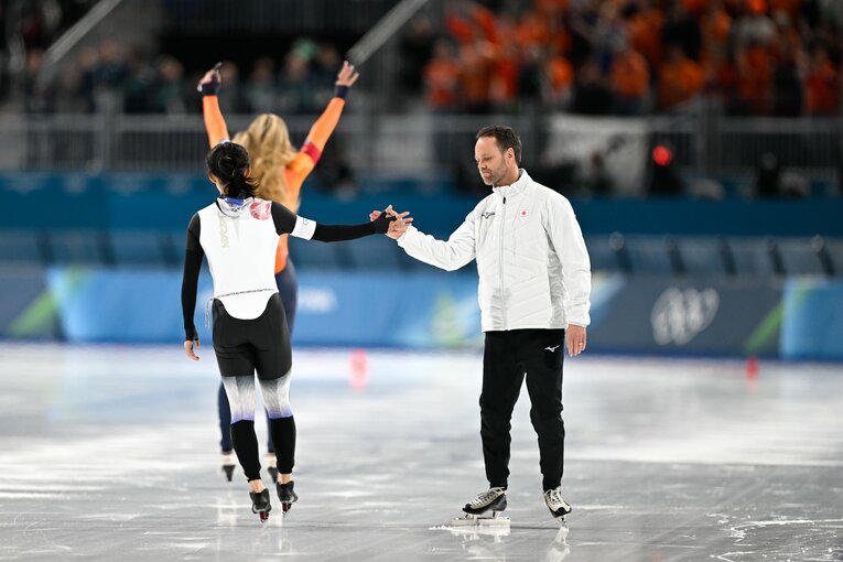 喜びを爆発させるレールダムの後ろでヨハンコーチに声をかけられた　©Asami Enomoto/JMPA