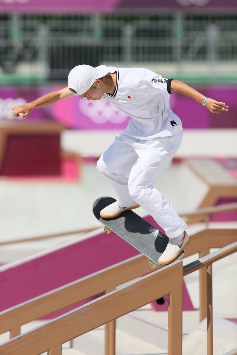 音楽を聴きながらボードに乗る男子ストリート代表・白井空良選手　©JMPA