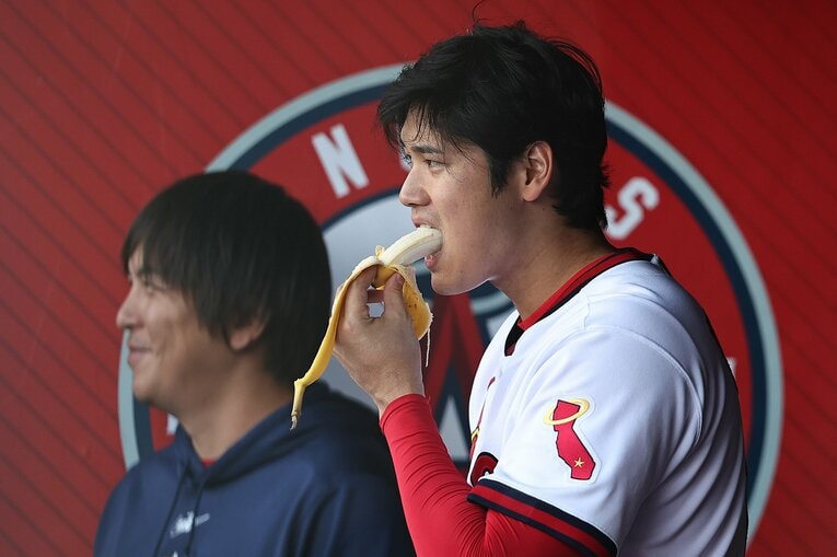 試合中、バナナを食べる大谷　©Getty Images