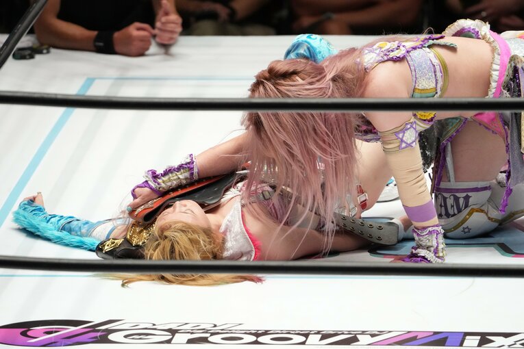 中野たむのIWGPのベルトの上に赤いベルトを被せる中野たむ