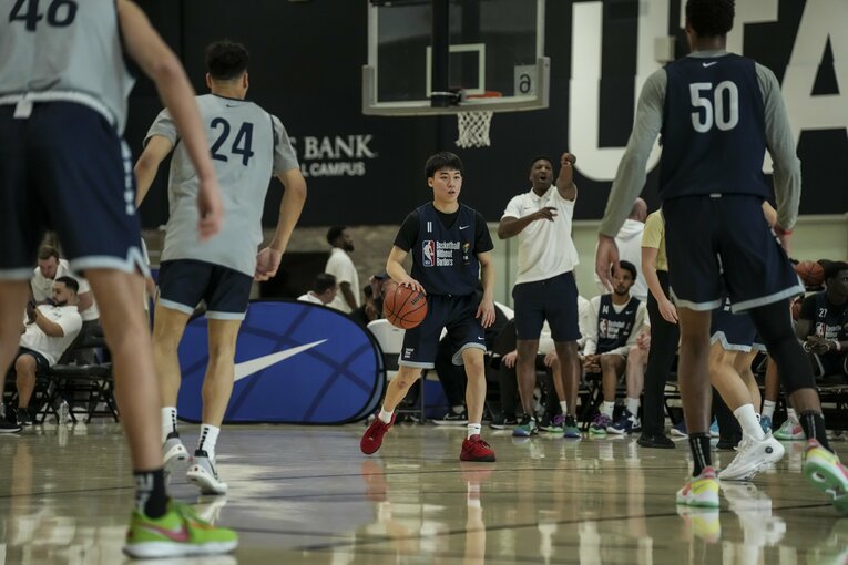 大きな選手たちに囲まれながらも、長所を発揮した岡田大河　©︎NBA