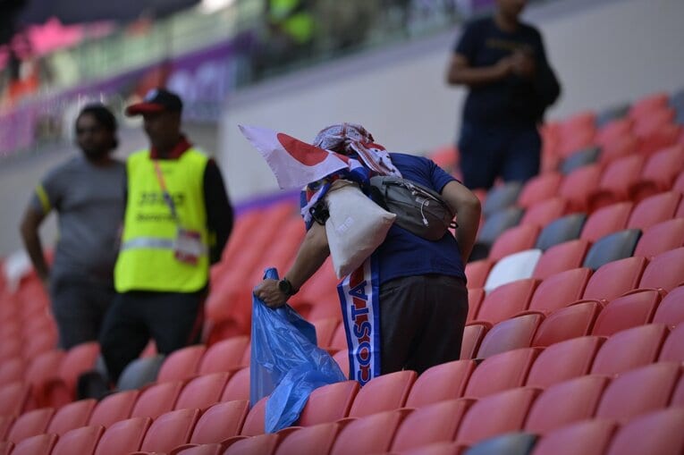 日本戦に訪れたサポーターのゴミ拾い　©Koki Nagahama/JMPA