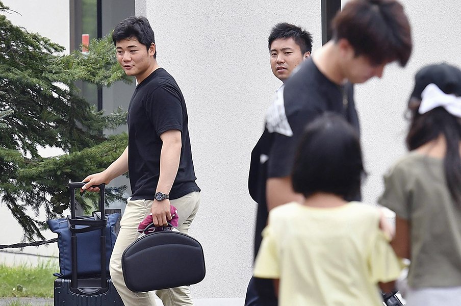 地震の日、日本ハムの選手たちは……。被災の現実と向き合い、生まれたもの。<Number Web> photograph by Kyodo News