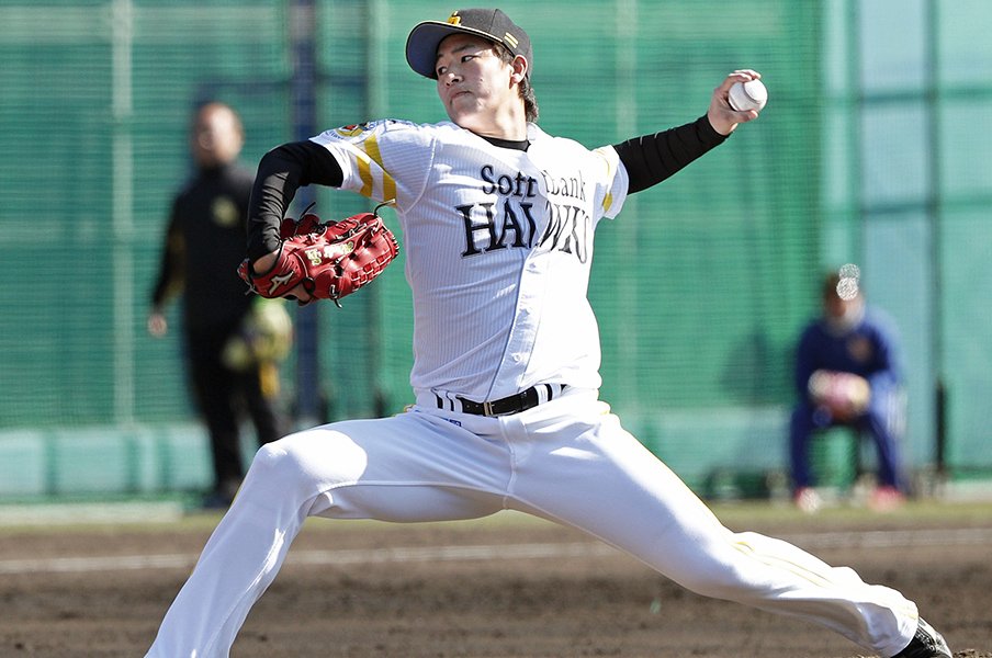 王会長が「速いね。どこの高校?」。SBの背番号134左腕、長谷川宙輝。<Number Web> photograph by Kyodo News