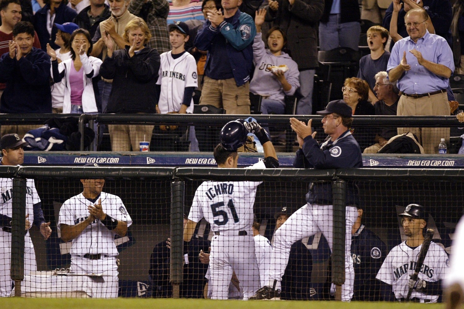 4年連続となる200本安打を達成し、ヘルメットを掲げて大歓声に応えたイチロー　©Getty Images