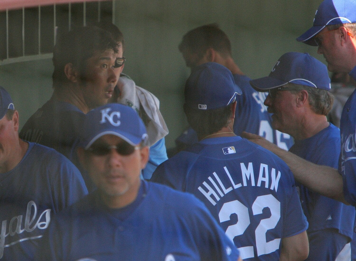 2008年のオープン戦。ヒルマン監督らと話し合う野茂 ©JIJI PRESS