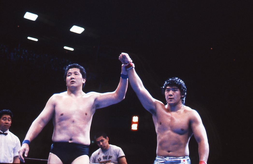 初対戦直後の船木誠勝と前田日明。しかし船木は悔しさを溜め込んでいた　©AFLO