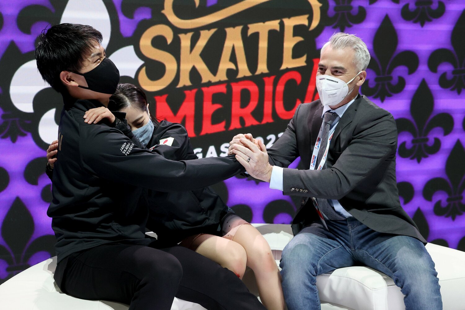 フリー演技後のキス＆クライにて抱き合いながら喜びを分かち合う2人