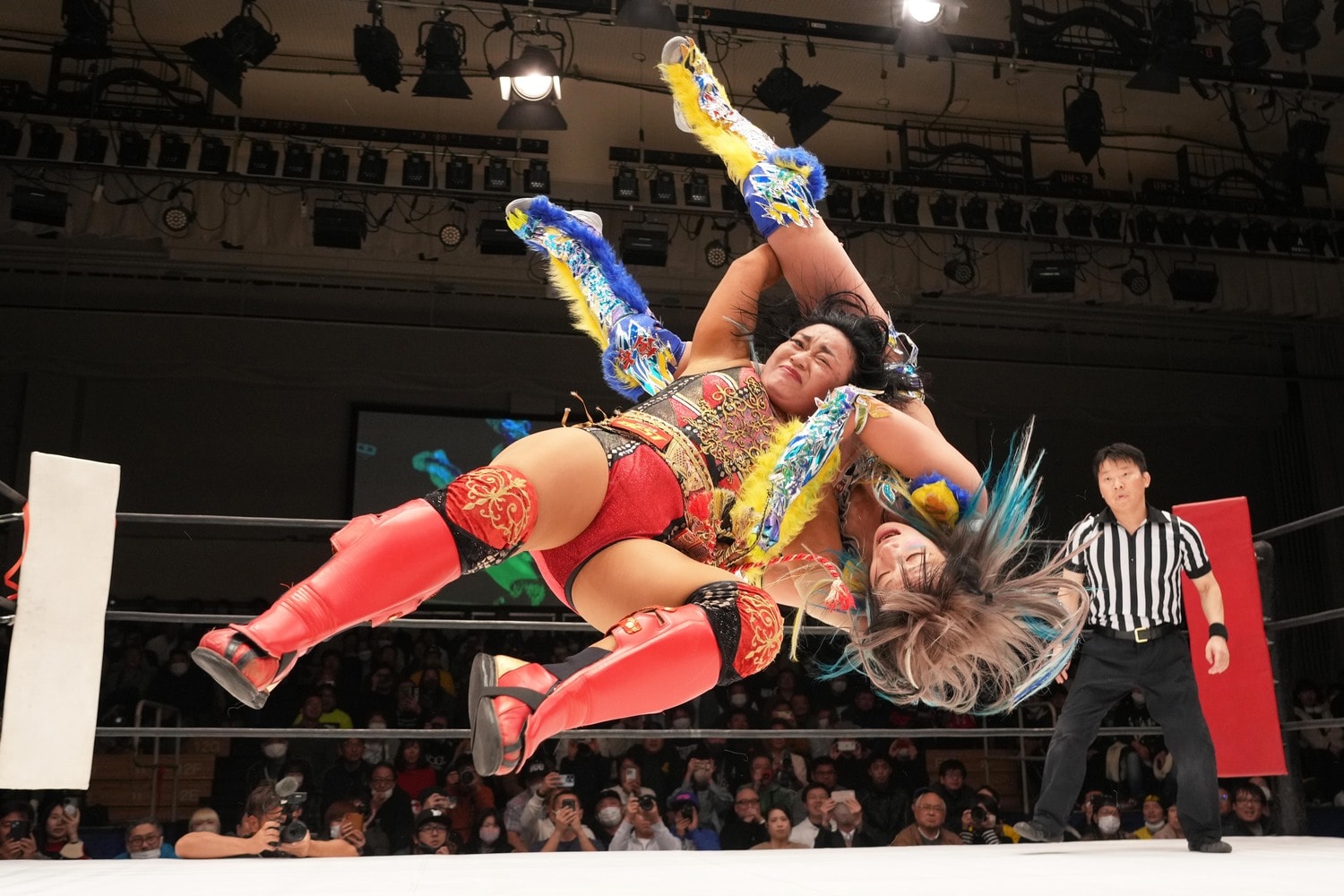 里村明衣子の2発目のデスバレーボムがウナギ・サヤカに炸裂　©Essei Hara