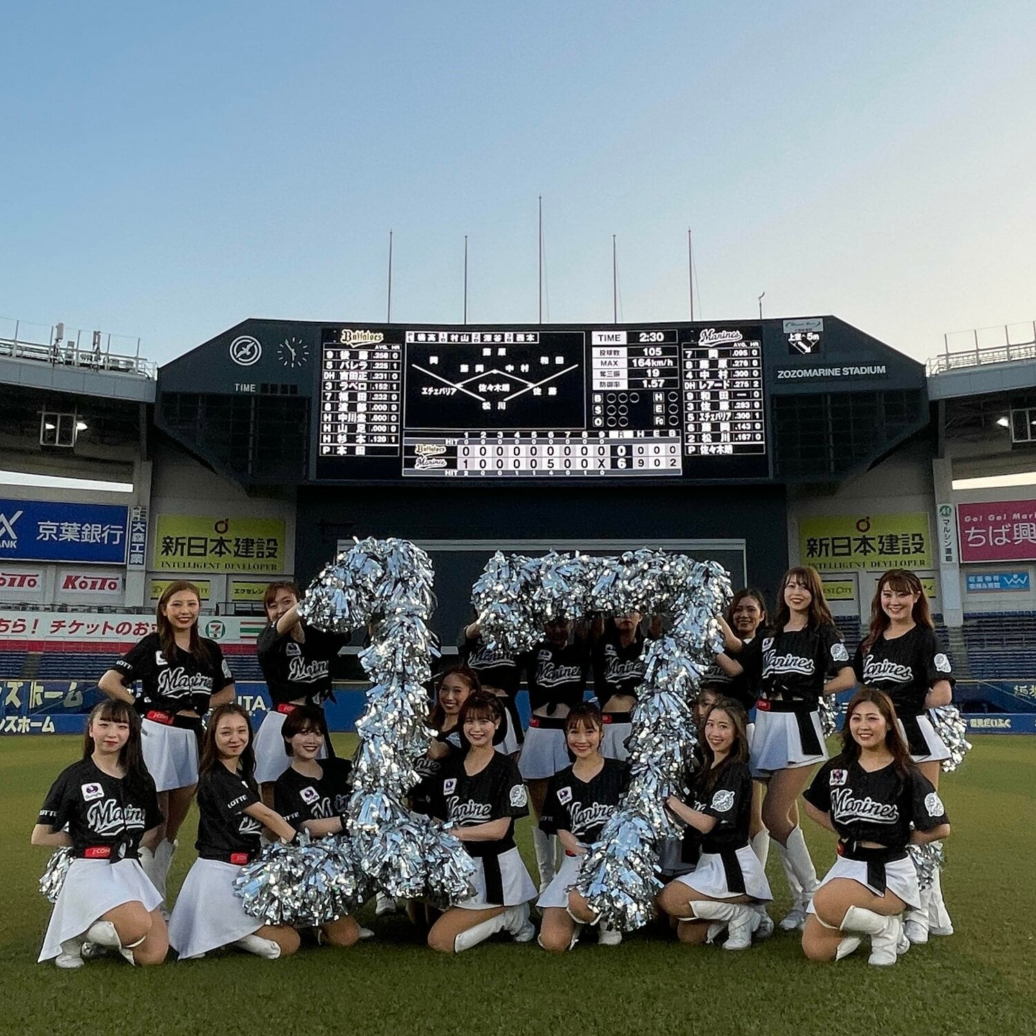 佐々木朗希の完全試合達成を祝して、試合後に「17」をつくるM☆Splash!!　©︎Chiba Lotte Marines