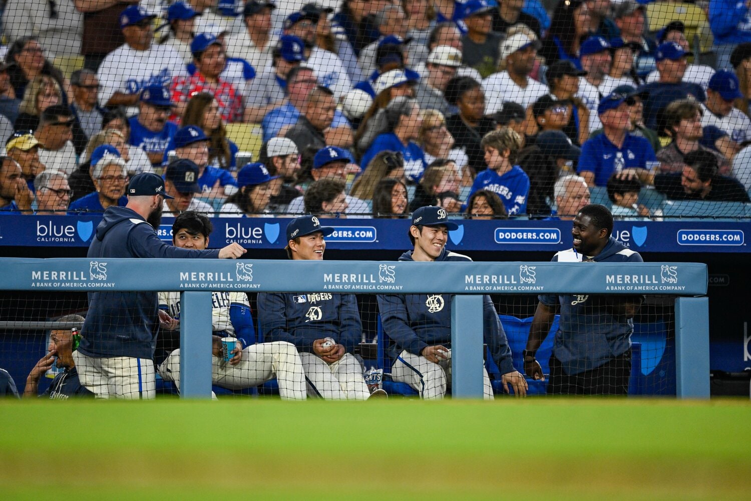 ベンチで談笑する日本人選手たち。写真右がスミスコーチ ©Nanae Suzuki