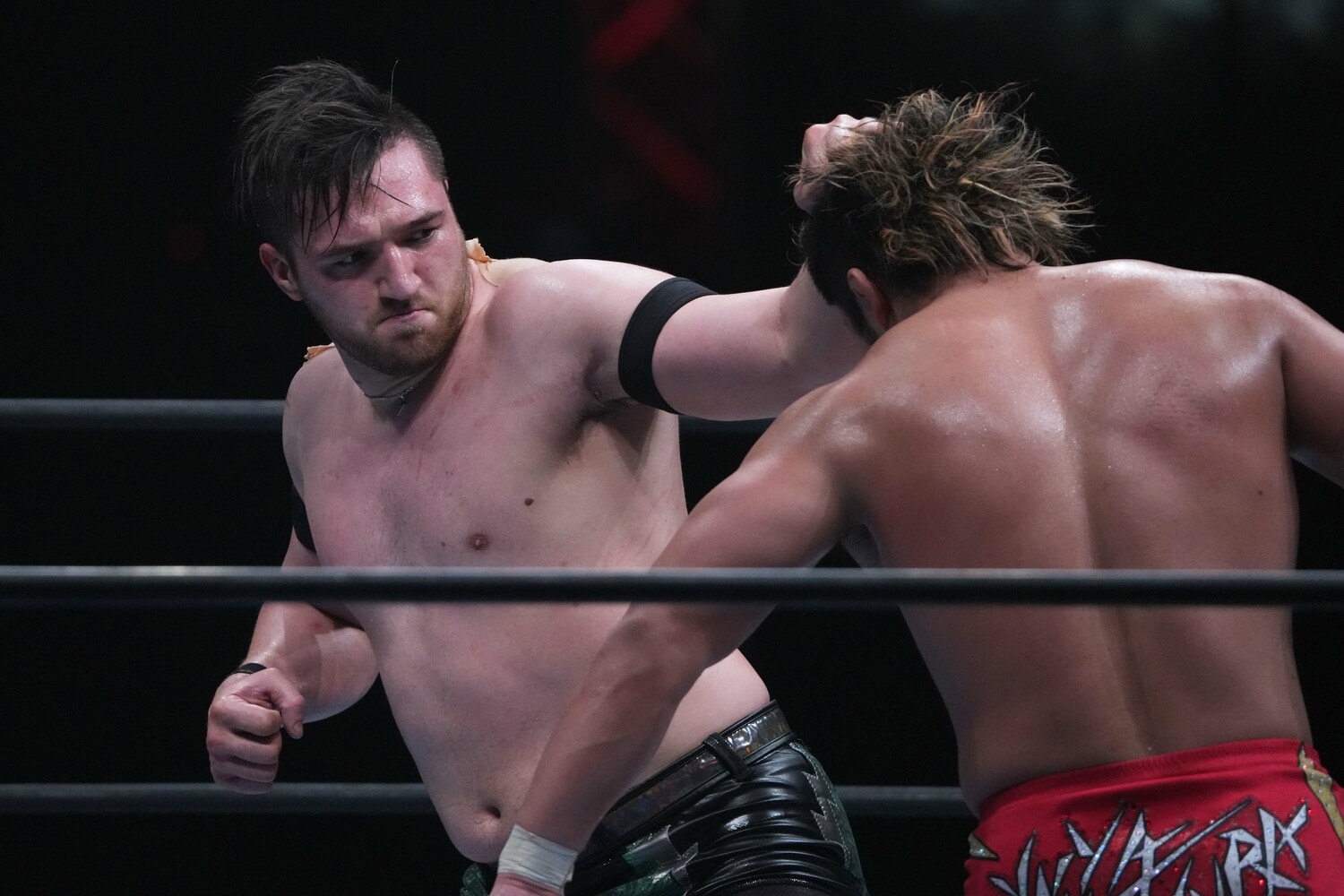 上村優也を殴るカラム・ニューマン ©Essei Hara