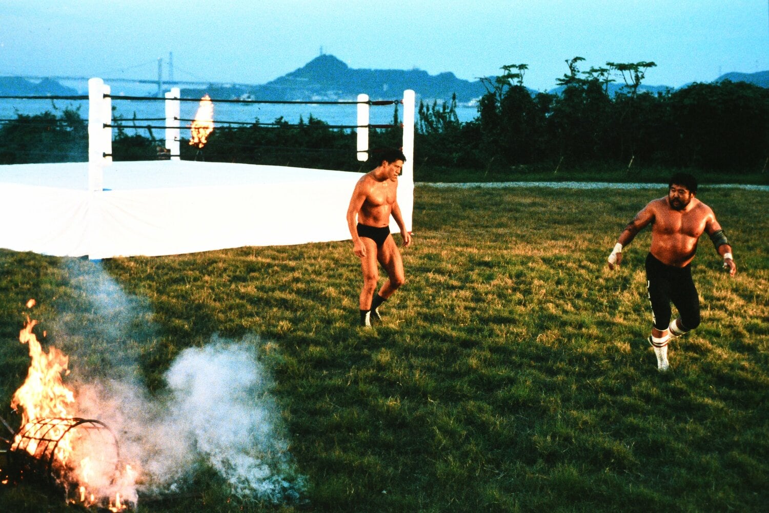 10月4日、観客のいない巌流島で闘った猪木とマサ　©Essei Hara