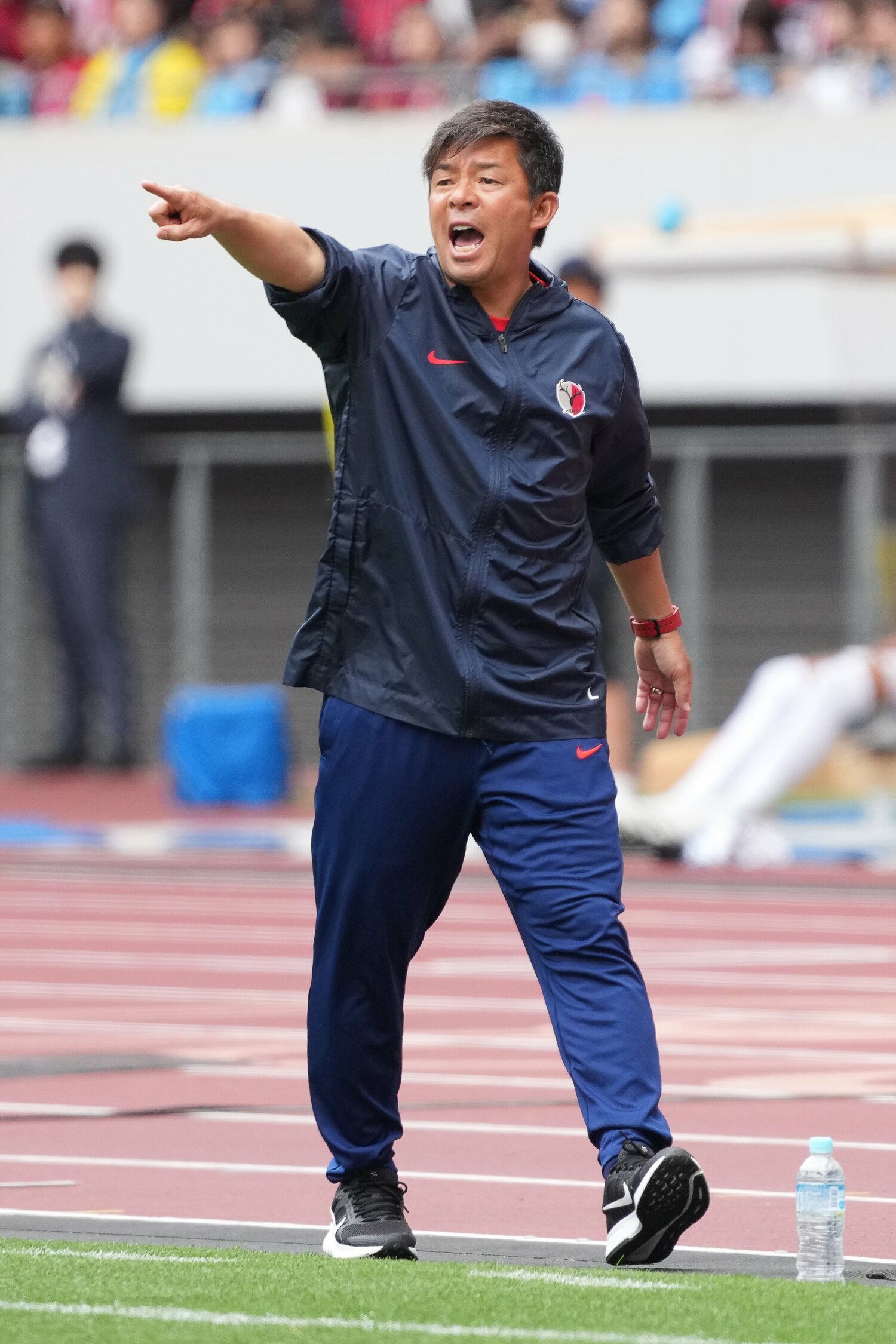 柔和な鬼木監督だが、試合中は激情を隠さない　©Masashi Hara