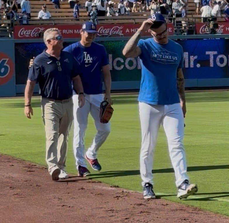 大谷に肩を組まれて笑顔のネビン　©Naoyuki Yanagihara