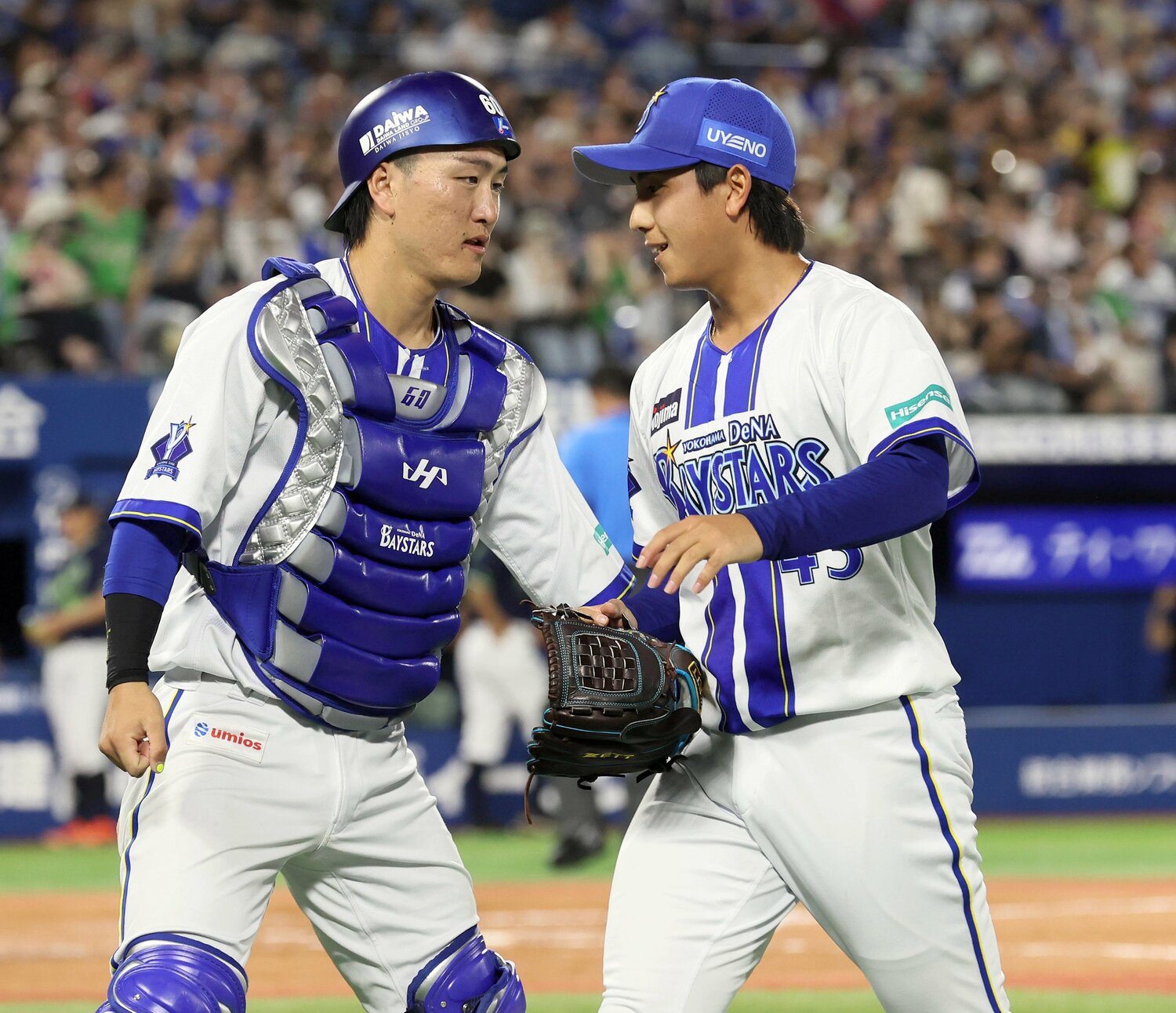 7月18日、8回を投げ終えて古市(左)とベンチに戻ってきた深沢は「どうする?」と聞かれて…… ©Sankei Shimbun