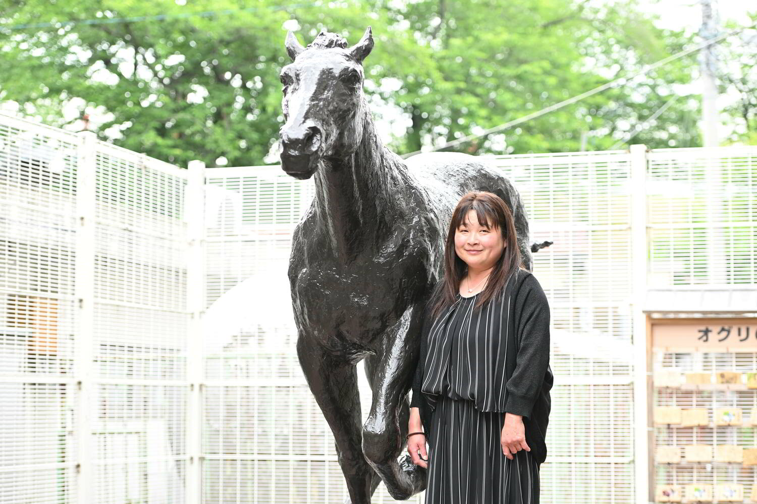 オグリキャップ像の前で　©Keiji Ishuikawa