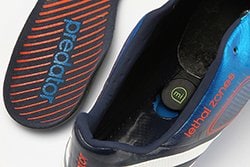 miCoach SPEED_CELLはアディゼロF50-ジャパンの左足にセットする。インナーを外し、靴の中心部にある専用のポケットに挿入するだけでOK。 