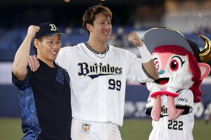 ドラフト10位の「ラオウ」が後輩・吉田正尚と“凸凹ジグザク砲”に… 190cm杉本裕太郎とオリックス交流戦V