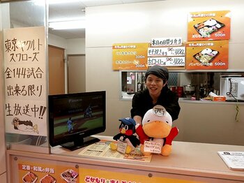 巣鴨のとある弁当屋の“ヤクルト魂”。「仕事中に試合を見るために……」＜Number Web＞ photograph by Hidenobu Murase