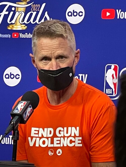 NBAファイナル第2戦の会見では「END GUN VIOLENCE」のメッセージが刻んだTシャツを着用したスティーブ・カー　©︎Yoko Miyaji