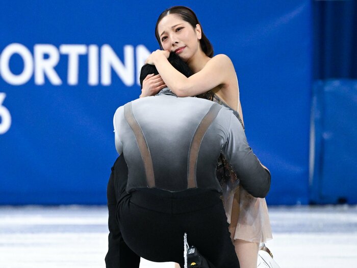 りくりゅうが涙、涙、涙…失意の5位から“史上最大の逆転劇”はなぜ起きたのか？ 三浦璃来と木原龍一“じつは9歳差”でも「今回は私がお姉さん」結成6年半分の絆＜Number Web＞ photograph by Asami Enomoto／JMPA