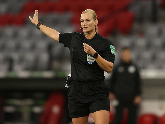 放送中止、ボディタッチで抗議……ブンデス初の女性主審・ビビアナが実力で跳ね返してきた“性差別”＜Number Web＞ photograph by Getty Images