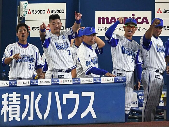 ベイスターズ捕手陣の父親的存在。光山英和コーチの求心力、関西弁。＜Number Web＞ photograph by NIKKAN SPORTS