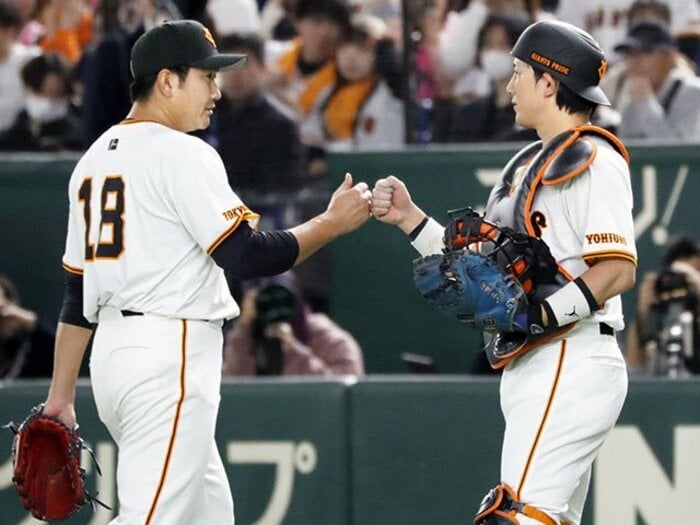 巨人「スガコバ」復活で防御率0.44…菅野智之34歳のために「直近5年の通算打率.116」同い年の小林誠司は“もう少し打てる捕手”となれるか<Number Web> photograph by Kyodo News