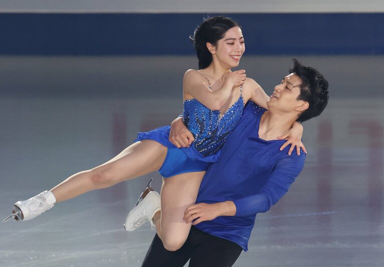 2021年のNHK杯エキシビションで笑顔の2人　©JIJI PRESS