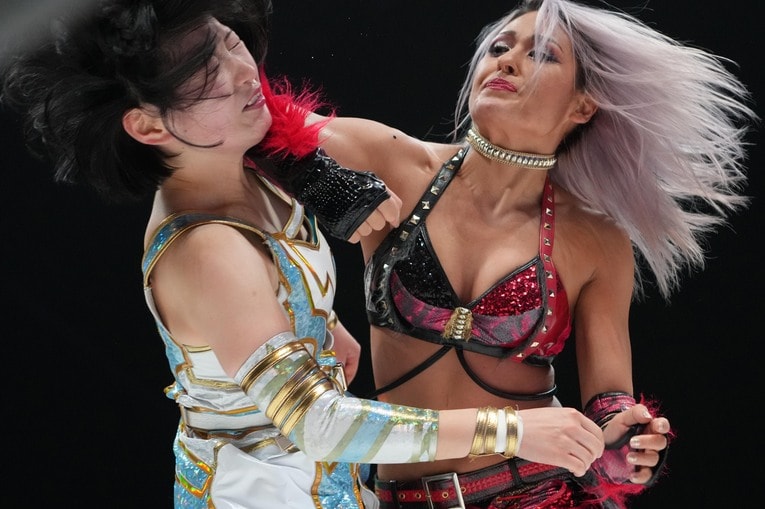 ジュリアのエルボーにのけぞる　©Essei Hara