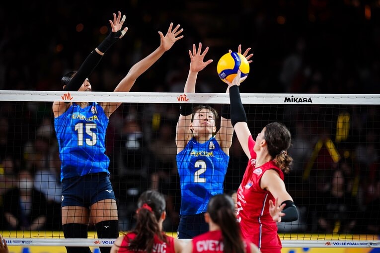 宮部藍梨、林琴奈（VNLセルビア戦）©︎Volleyball World