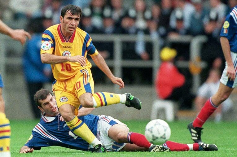 EURO1996、フランスのジダンとマッチアップするゲオルゲ・ハジ　©Getty Images