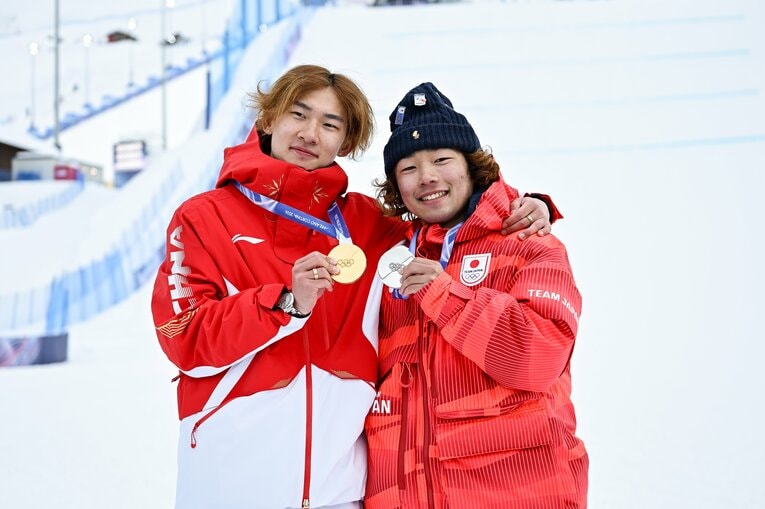 男子スロープスタイルで金メダルのシャオミンと銀メダルの長谷川帝勝　©Nanae Suzuki / JMPA