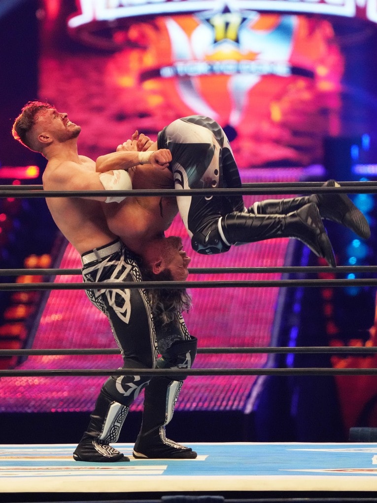 ケニー・オメガを担ぎ上げるウィル・オスプレイ