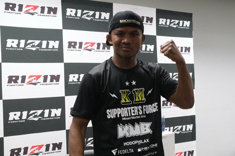 ブアカーオは笑顔でガッツポーズを作った　©RIZIN FF