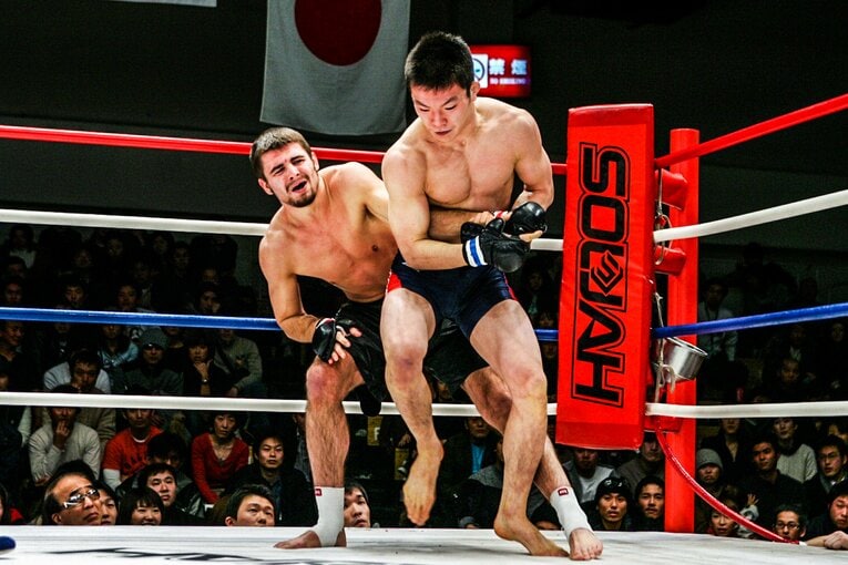 2005年1月29日、修斗に初参戦。キース・ウィスニエフスキーの腕を取る青木真也【スワイプするとその他の写真もご覧になれます】©Susumu Nagao