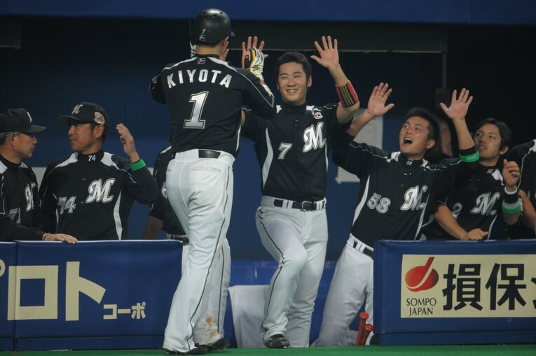 2010年の日本シリーズで　西岡（中央）とハイタッチする清田　©Naoya Sanuki