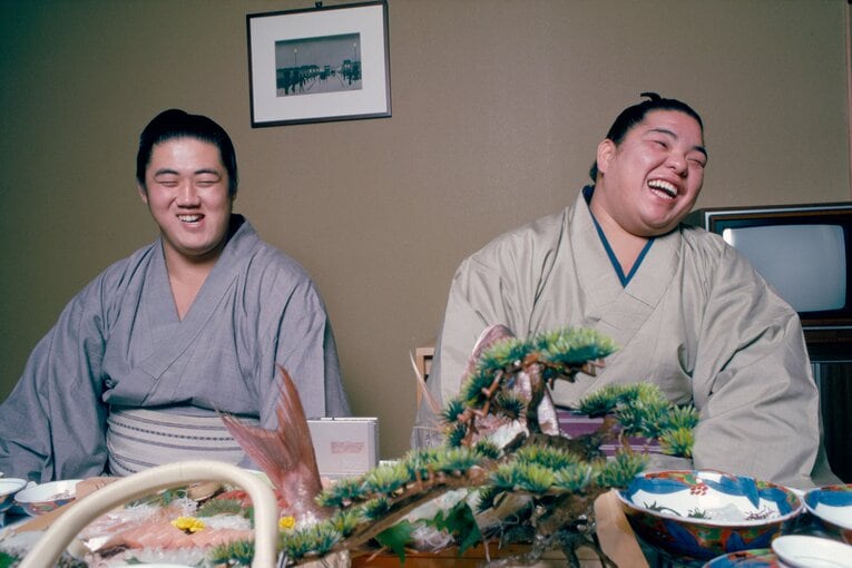 1985年、「花のサンパチ組」保志信芳（のちの横綱・北勝海、現相撲協会理事長）との対談　©BUNGEISHUNJU